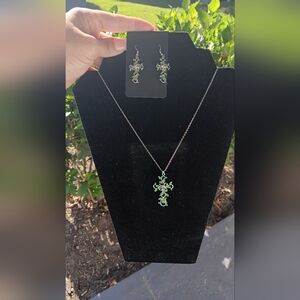 NIB Necklace Ivy cross set